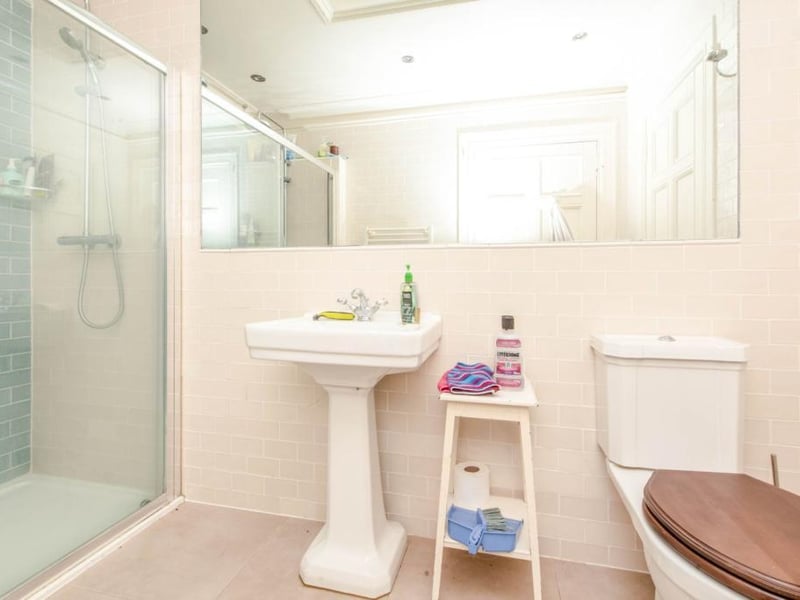 Shower room.