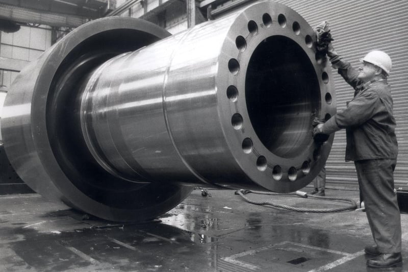 Ray Chapman (52) cleaning a 95-tonne drive shaft at Forgemasters Engineering in October 1989