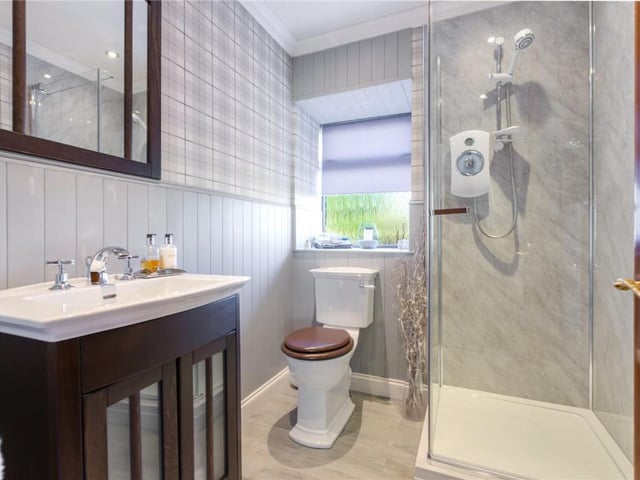 Shower room.