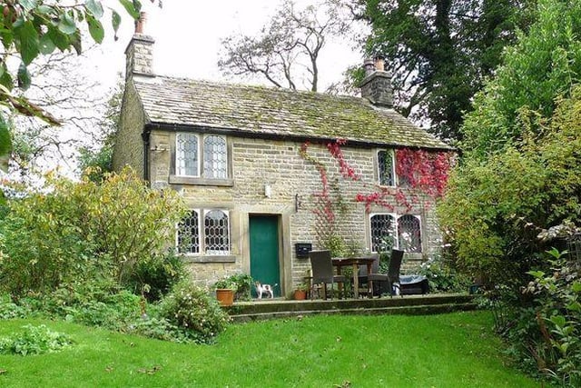 This two bedroom 1900's Grade II listed cottage has  underfloor heating,  country style and clawfoot cast iron bath. Marketed by Jon Mellor and Company Estate Agents, 01298 437927.