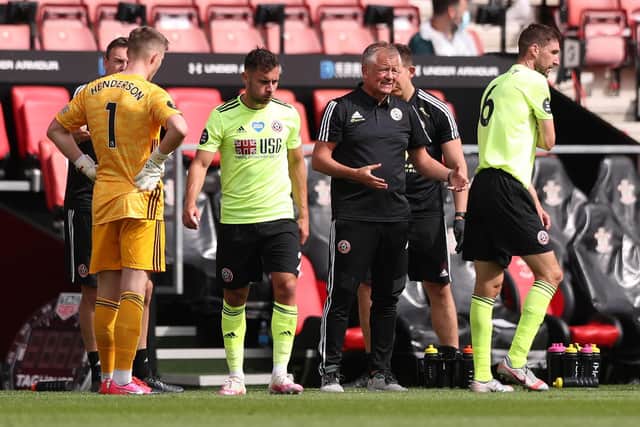 Chris Wilder talks to the players during a drinks break during the Premier League match between Southampton FC and Sheffield United at St Mary's Stadium. (Photo by Naomi Baker/Getty Images)