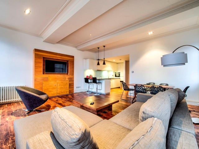 This second-floor property is found by The Writers’ Museum in The New Town, and is available to rent from 31 May. Students are welcome to enquire about the flat as well.