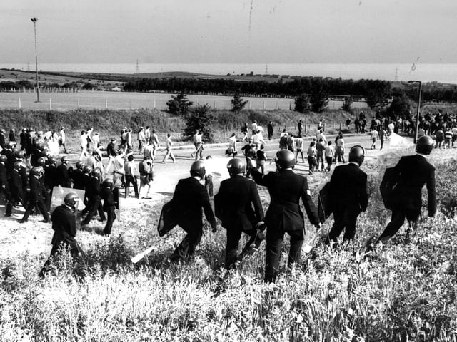 Police with riot gear move pickets in 1984