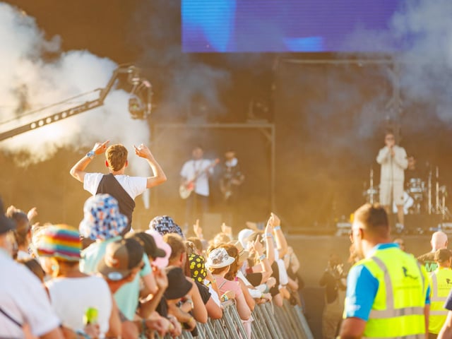 Reytons set the festival stage on fire with a spectacular show full of pyrotechnics and smoke flares
