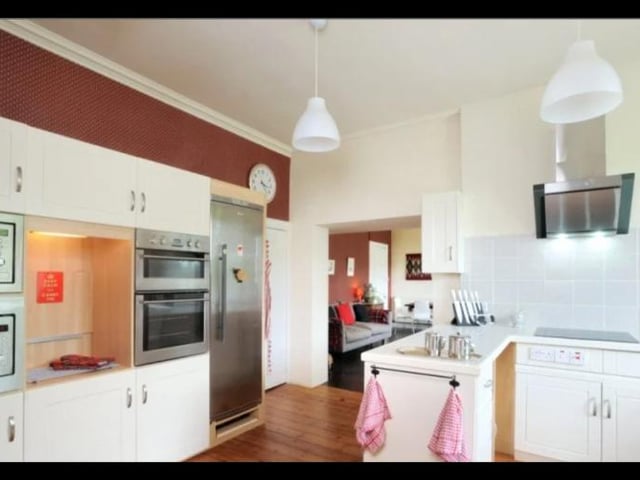 The spacious and modernly decorated kitchen can be found on the ground floor. In addition to the kitchen, the middle hall offers a pantry and freezer room as well a wine cellar.
