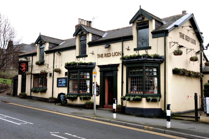 "Bow-windowed flower-decked pub with cosy linked areas with country kitchen and drawing room vibe," is the description here.
"Open fire in beamed bar, three real ales such as Theakstons from ornate wood counter, separate snug and conservatory dining room with unusual wood sculptures."