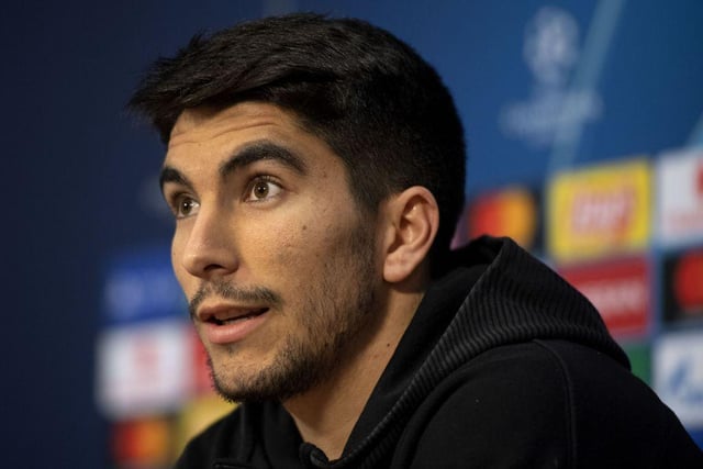 Arsenal are looking to take advantage of Valencia’s uncertain situation by signing Carlos Soler. The La Liga club need to raise £36m in player sales before June 30 (Sky Sports)