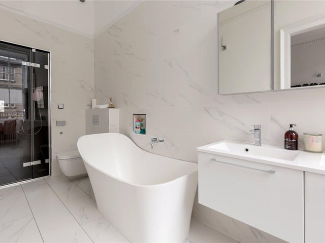 Principal bedroom en-suite.