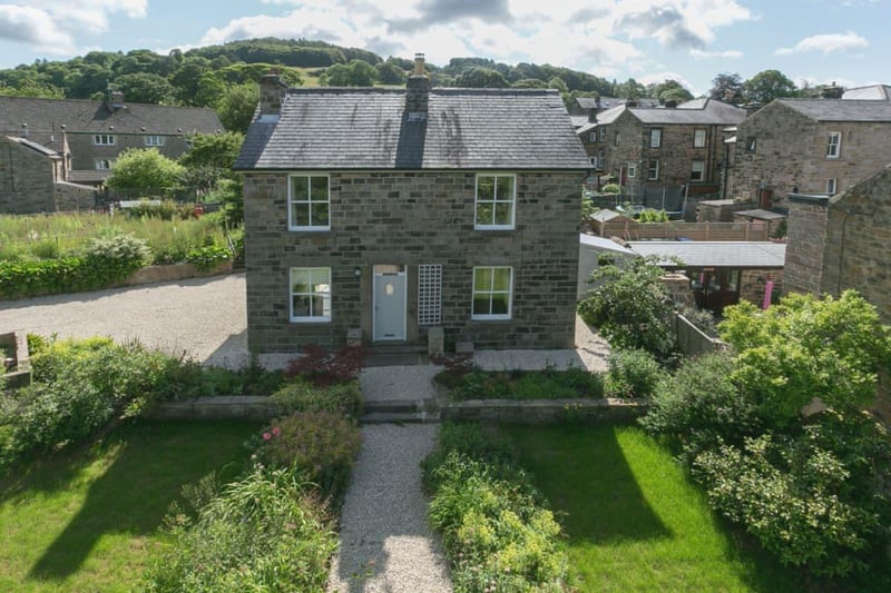Tantivy House, in Hathersage, sleeps six. It has been fully renovated and features a spacious kitchen/dining room as well as a cosy lounge complete with wood burner. (https://www.cottages.com/cottages/tantivy-house-cc416024)
