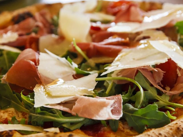 The Queens Head is a popular hangout for those looking for a spot of lunch, serving up freshly made artisan pizzas and a wide selection of beers. The menu includes gluten-free and vegan options, and if you want to take your four-legged friend along with you dogs are also also welcome in the bar area.