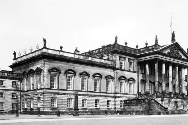 In this picture of Wentworth Woodhouse from bygone days, the chain is present