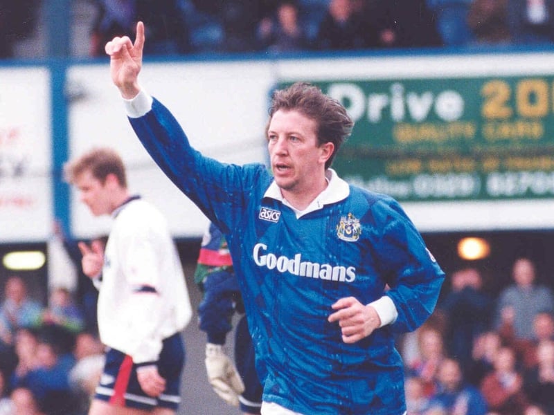 Despite an impressive goal return of 32 goals in 60 games, the striker struggled for popularity among some Pompey supporters. While on an evening out with Mark Chamberlain to celebrate the Scottish striker’s 25th birthday, he sustained a fractured cheekbone after being set upon in a taxi queue outside the Pyramids.