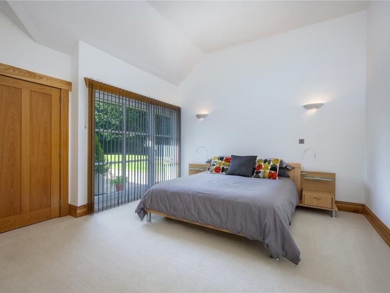 Bedroom 5 (in east wing).