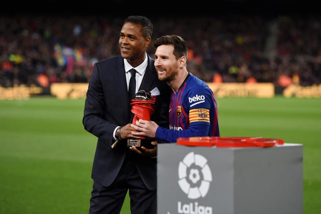 Barcelona's dressing room wants former ex-Newcastle United striker Patrick Kluivert to take over as coach. (Mundo Deportivo)