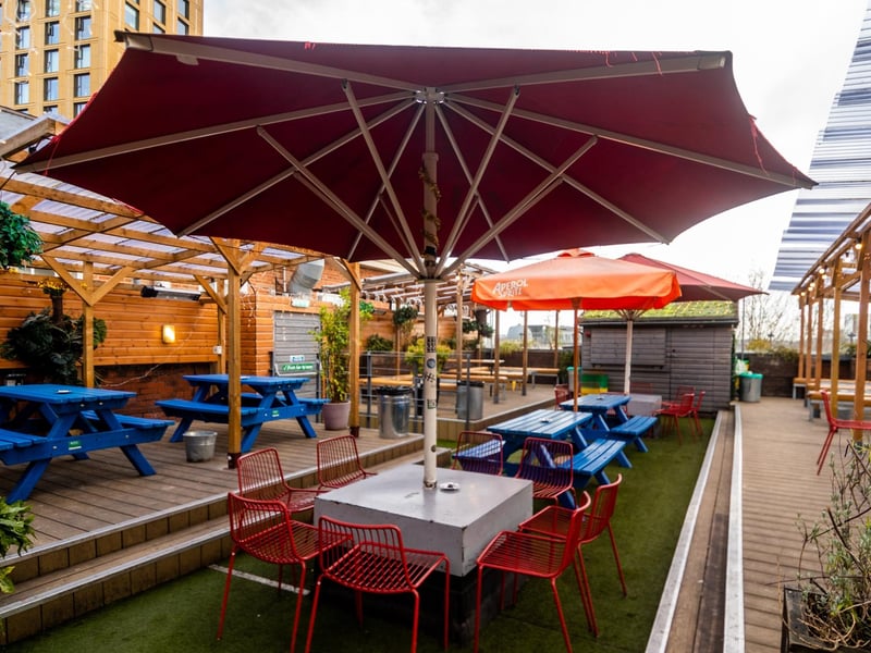 Belgrave’s rooftop terrace remains a favourite for pizzas, burgers and drinks in the sun. 📍Cross Belgrave St, Leeds LS2 8JP
