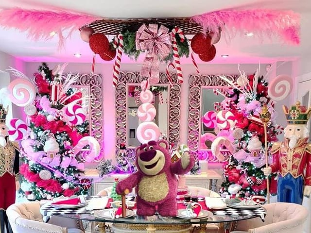 Paul Mathew shared this incredible festive decor.