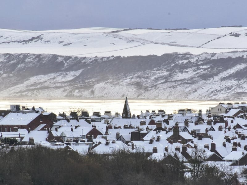 For wide-open spaces and total tranquillity, Filey is the place. It’s much quieter than its neighbours, offering a brisk walk along Filey Brigg—a long, narrow peninsula with spectacular views back toward the white cliffs of Flamborough. 🕒 ~1 hour 20 mins