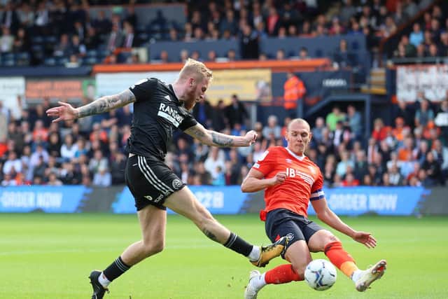 Oli McBurnie of Sheffield United crosses the ball  during the Sky Bet Championship match at Kenilworth Road, Luton. Picture credit should read: Simon Bellis/Sportimage.