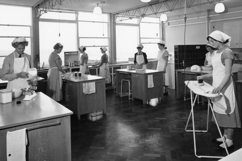 A cookery class at Bradfield Secondary School, Kirk Edge Road, Worrall, 1957. Ref no: s31538