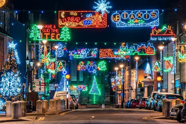 Dunbar Christmas lights. (Credit: Lee Howard)