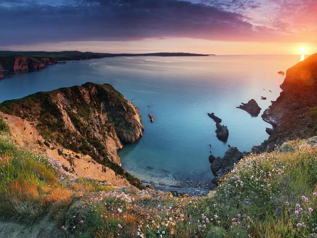 At low tide, the beach boasts a wide stretch of golden sand and is backed by sandstone cliffs. The beach becomes very small when the tide comes in, so it’s worth checking the tide times when planning a visit (Photo: Shutterstock)