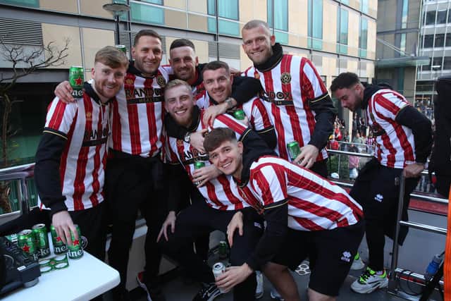 Sheffield United's Oli McBurnie (centre) with his team mates: Paul Thomas /Sportimage