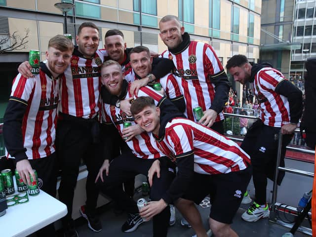 Sheffield United's Oli McBurnie (centre) with his team mates: Paul Thomas /Sportimage