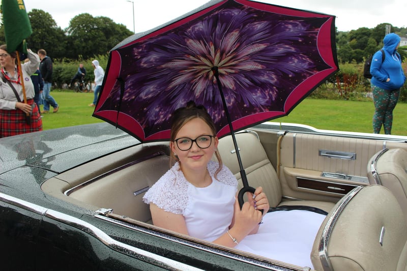 Despite the convertible, the rain was not an issue for Tartan Queen Lexie Donald who was well prepared for the Scottish weather!