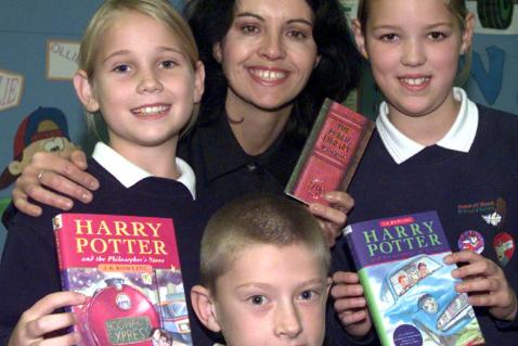 Hatchell Wood Primary School pupils with MP Caroline Flint in the Doncaster Central Library, 2000.