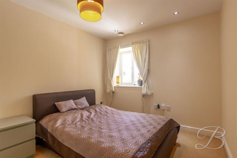 You'd be sure to sleep well in this comfortable bedroom. Especially when you consider it has underfloor heating, like all the rooms at the property.