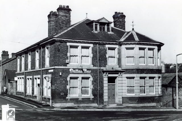 The Dallas Bar, (formerly Engineer's Hotel and later Barrow House), Fife Street and Ecclesfield Road, Low Wincobank, Sheffield, pictured here in 1983