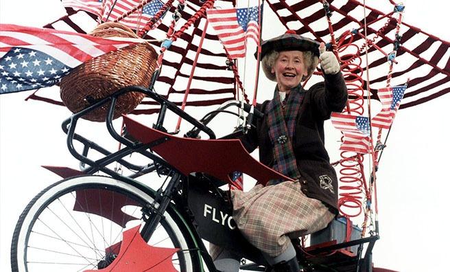 The tartan clad Super Gran was portrayed by Scottish actor Gudrun Ure, with the theme tune sung written and sung by Comedy legend Sir Billy Connolly.