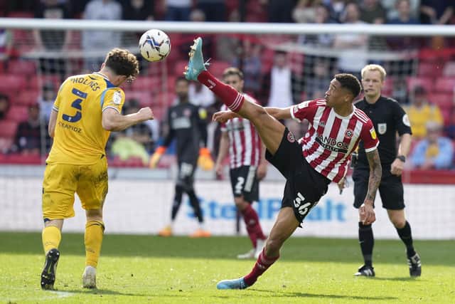 Daniel Jebbison of Sheffield United (R) challenges Tom Holmes of Reading: Andrew Yates / Sportimage