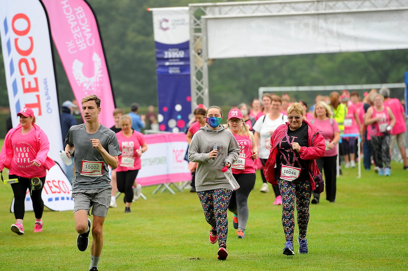 Some of the participants who took part in the Race for Life in Kirkcaldy on Sunday. Pic:  Fife Photo Agency