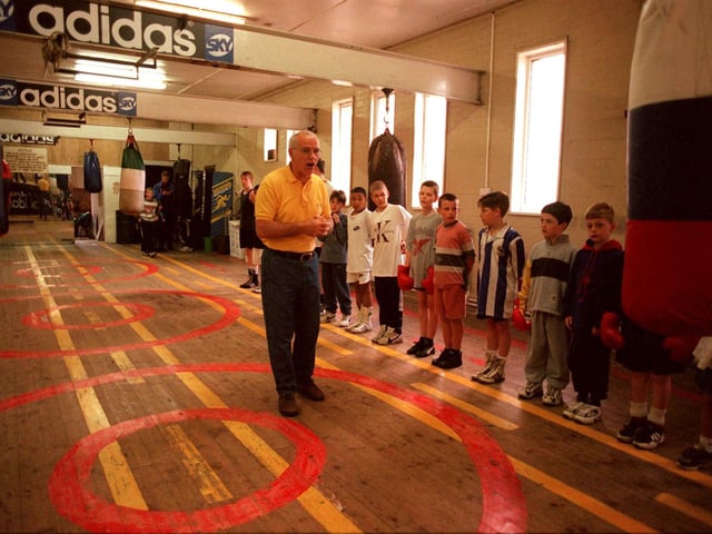 Brendan Ingle teaches the kids of Wincobank in his gym in 1997