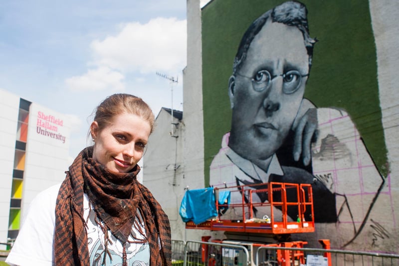 Artist Sarah Yates of Fawnagraphic with her 42 foot portrait of Harry Brearley, who discovered stainless steel in Sheffield

2 May 2013
Image © Paul David Drabble