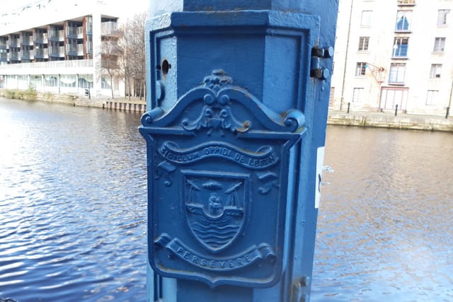 Leith had its own distinct ornate lamp columns, which were emblazoned with the town's coat of arms and motto. Several examples of these columns can still be found around the Leith Shore area.