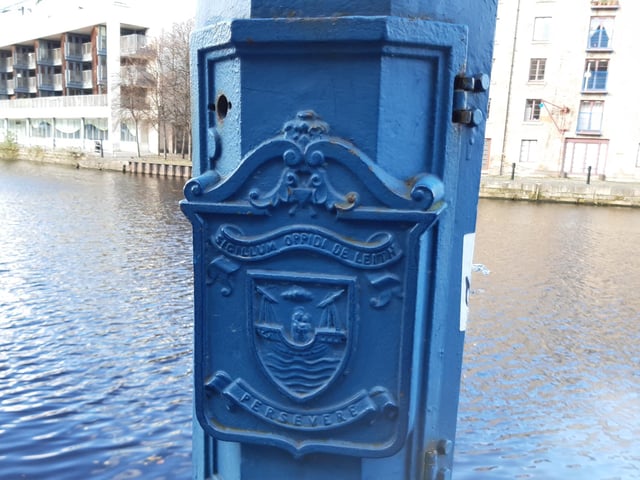 Leith had its own distinct ornate lamp columns, which were emblazoned with the town's coat of arms and motto. Several examples of these columns can still be found around the Leith Shore area.