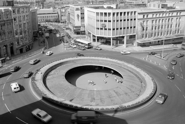 Looking down on Sheffield's iconic Hole in the Road in 1989, pictured by photographer Berris Connolly