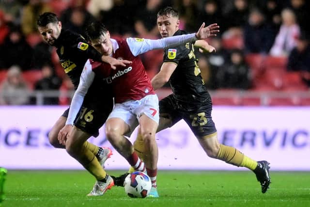 Oliver Norwood and Ben Osborn of Sheffield United tackles Alex Scott of Bristol City: Ashley Crowden / Sportimage