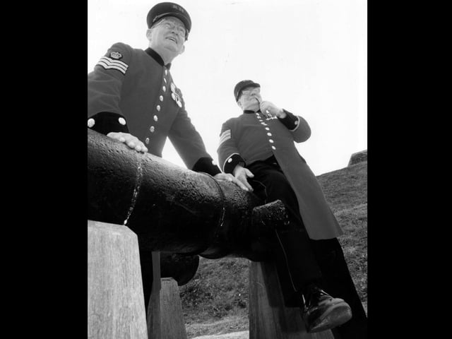 Chelsea pensioners (right) Dave Burns and Fred Kibble relax after a tour around Fort Nelson, 1995. The News PP5720