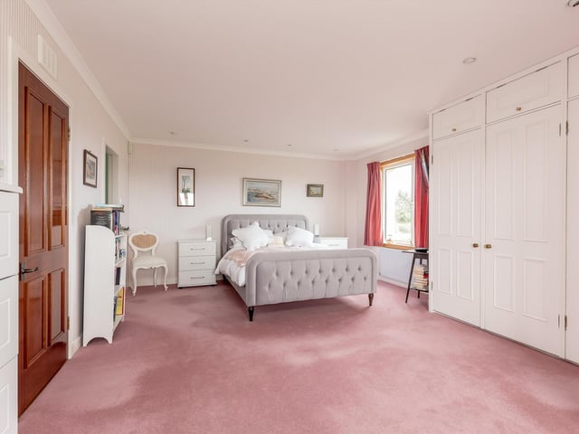 Principal bedroom.