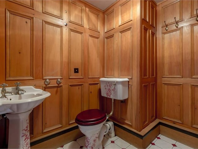 Ground floor WC / cloakroom.