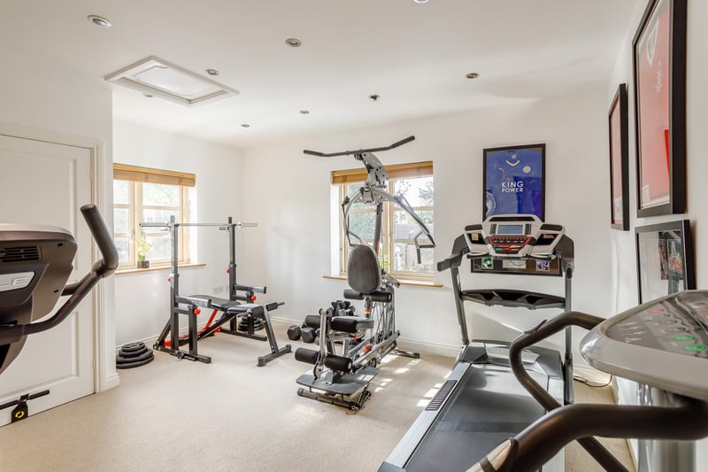 Get that home workout going in this gym which also has space and plumbing for washing machine and tumble dryer
