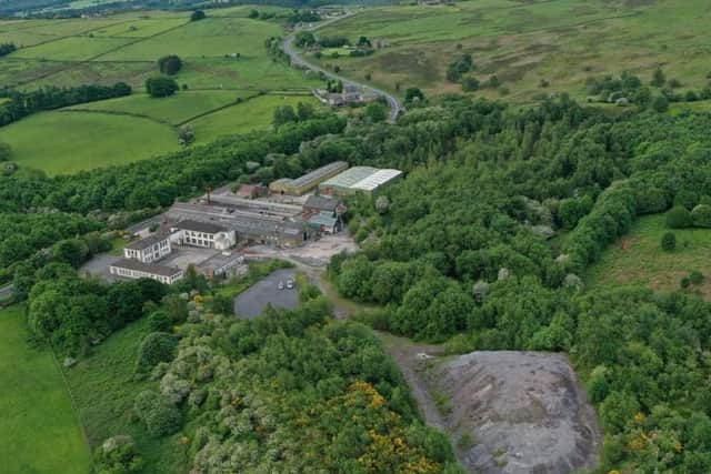 A plan to build eight new homes on a “rapidly dilapidating” industrial site along a busy Sheffield road has been approved.