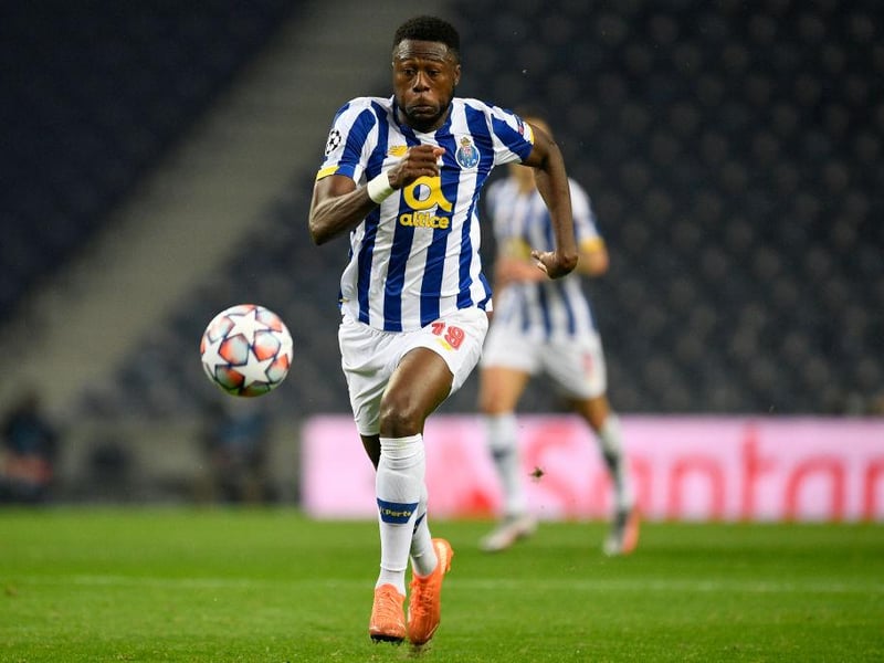 Former Newcastle United defender Chancel Mbemba is attracting interest from Napoli and Liverpool, with the former submitting an enquiry about the 26-year-old, who is valued at £12.8million. (Tuttomercatoweb)