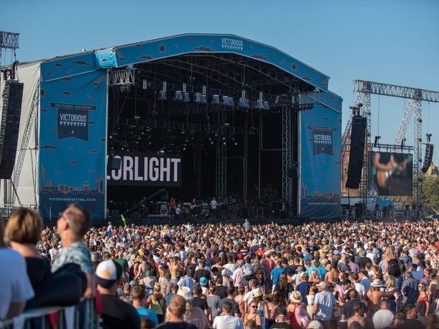 A packed crowd for Razorlight on the Common Stage. Picture: (250819-067)