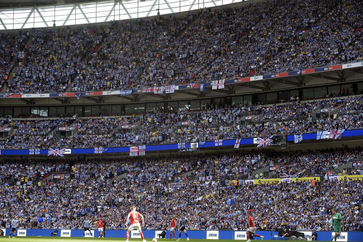 40 phänomenale Fotos von Fans von Sheffield Wednesday, die zwei Jahre ...