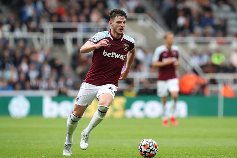 West Ham star Declan Rice has turned down a third contract offer at the club. Manchester United are said to be keen on signing him. (The Times)

 (Photo by Ian MacNicol/Getty Images)