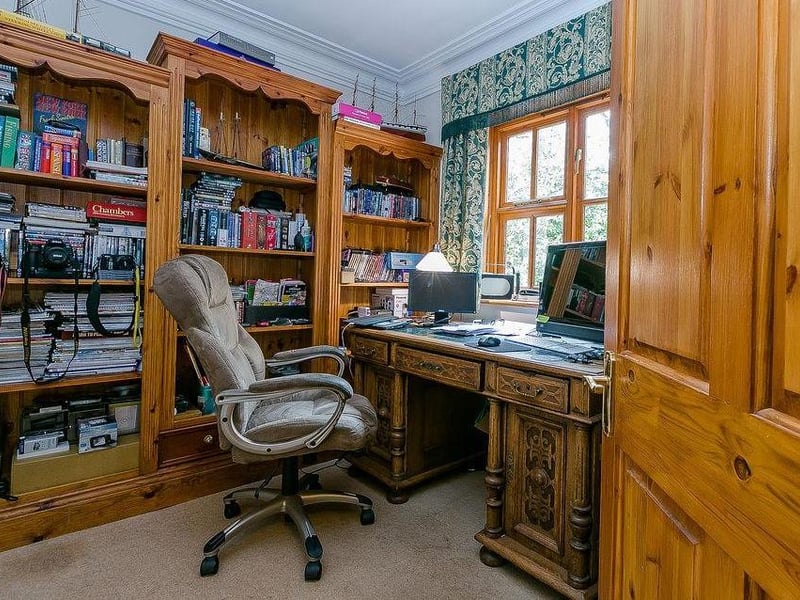 Still working from home? That's not a problem in this cosy study/home office with fitted bookshelves
